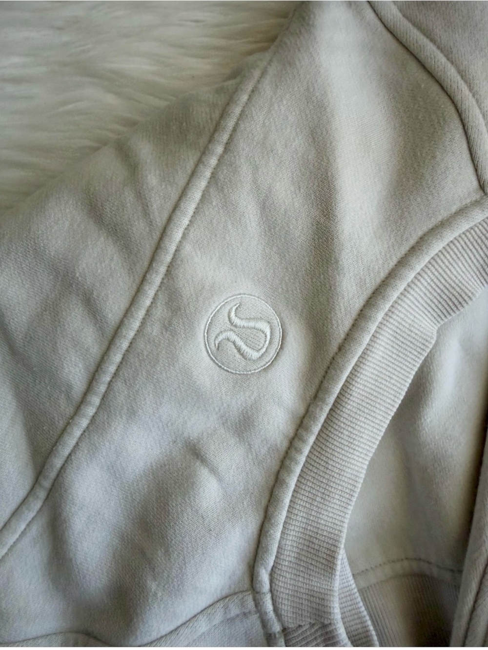 lululemon oversized Scuba Pullover Cream Embossed Logo Crew Sweatshirt - Picture 3 of 3